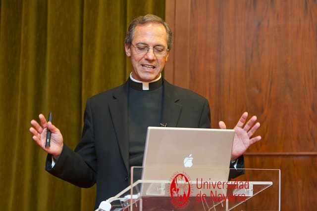 Fr. Giuseppe Tanzella-Nitti, Vatican Observatory Adjunct Scholar, speaking in Pamplona