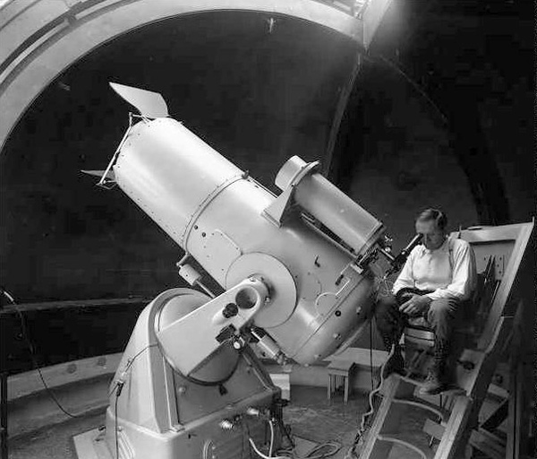 Fritz Zwicky looking through the 18-inch Schmidt’s guide scope